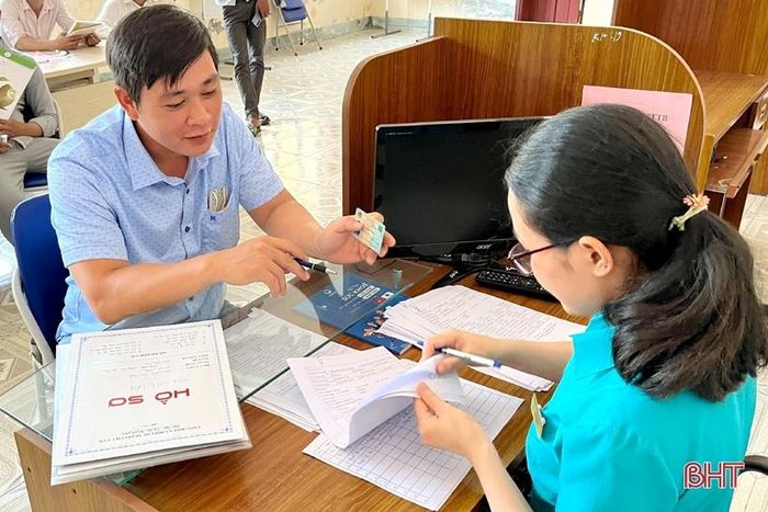 Cán bộ Trung tâm Dịch vụ việc làm Hà Tĩnh tư vấn, thông tin thị trường xuất khẩu lao động cho người lao động.