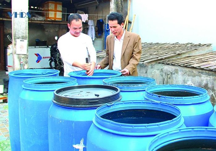Gia đình ông Bùi Thanh Phương, thôn Thành Lập làm nghề mắm truyền thống.