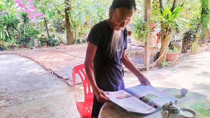 Chú Nguyễn Phú Hội bên cuốn Báo An Giang Xuân Giáp Thìn 2024