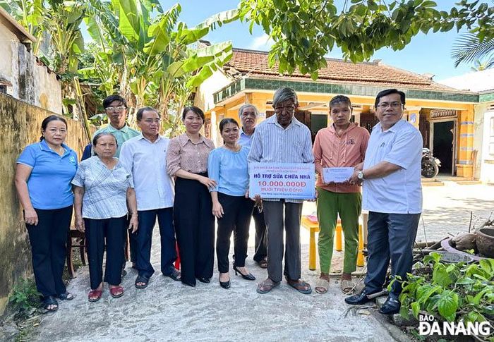 Hội Nạn nhân chất độc da cam/dioxin thành phố hỗ trợ kinh phí sửa nhà cho gia đình nạn nhân chất độc da cam.