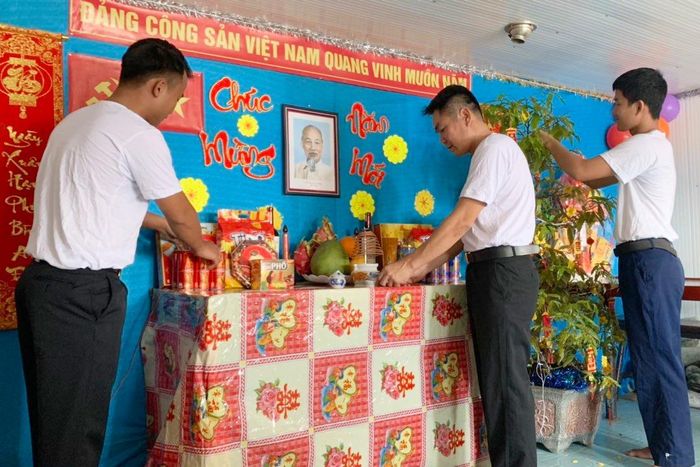 Cán bộ, thủy thủ Tàu Trường Sa 14, Lữ đoàn 955 trang trí phòng đón xuân.