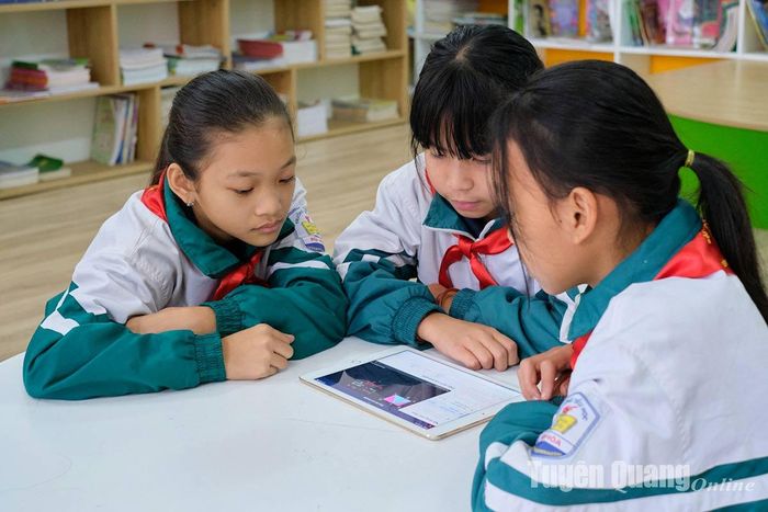 Học sinh trường Tiểu học Hợp Hòa (Sơn Dương) trao đổi bài trên nền tảng Khan Academy.