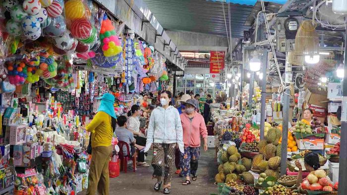 Các mặt hàng rất đa dạng và phong phú, tuy nhiên sức mua vẫn chưa cao. Ảnh: Nguyễn Quốc.