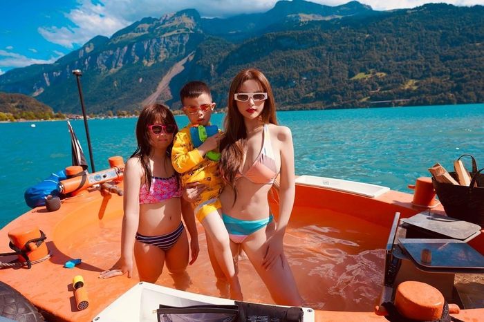 Tháng 8 cùng năm, cả nhà Huyền Baby đón mùa hè ở các nước châu Âu là Pháp, Áo, Thụy Sĩ, ghé thăm nhiều danh thắng nổi tiếng như đỉnh Jungfraujoch (Thụy Sĩ), Quảng trường Mária Terézia (Áo), nhà hàng Jean Imbert au Plaza Athéneé ở Paris, tháp Eiffel và sông Seine, vườn Luxembourg, Khải Hoàn Môn...