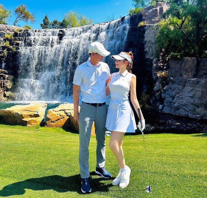Vợ chồng Huyền Baby đi đánh golf ở khu nghỉ dưỡng Wynn Resort & Casino Las Vegas. Các kỳ nghỉ dưỡng của cô luôn có chồng bên cạnh, mặc dù anh hiếm khi lộ mặt.