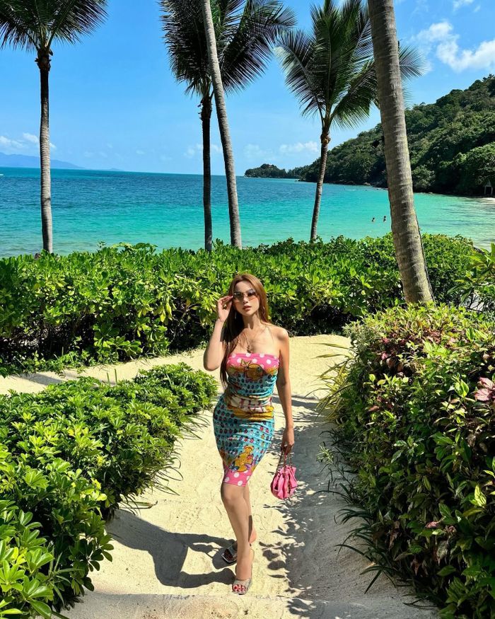 Sau khi ghi hình xong show Chị đẹp, Huyền Baby dành thời gian nghỉ ngơi tại Four Seasons Resort Koh Samui ở Thái Lan. Cô theo đuổi phong cách nữ tính nên ưu tiên trang phục hồng, nhiều họa tiết. Dưới bức ảnh của Huyền Baby, người hâm mộ khen cô trẻ hơn tuổi 35 và có người bất ngờ khi biết cô đã là mẹ 2 con.