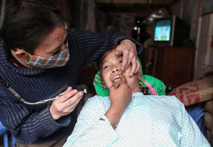 Có hàm răng khá đẹp, nhưng cô gái này vẫn quyết định làm răng ở cửa hàng anh Mua Mý Sính. Ảnh chụp khoảng năm 2009 - 2010