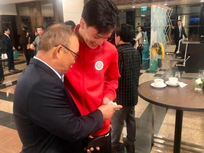 HLV Park Hang Seo "tặng quà" cho Hoàng Đức (Ảnh: FBNV)