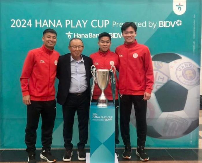 HLV Park gặp lại cả học trò cũ Bùi Tiến Dũng (Ảnh: FBNV)