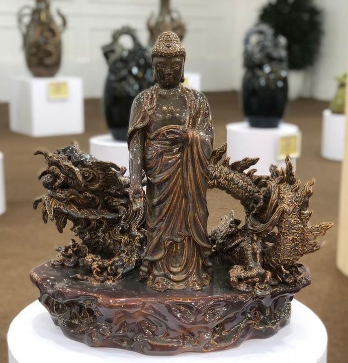 Tác phẩm "Long thần hộ pháp Di Đà tiếp độ" trong triển lãm