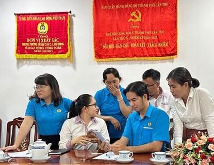 Nhân viên HD SAISON đến các công ty để hướng dẫn người lao động mua hàng trên các sàn thương mại điện tử.