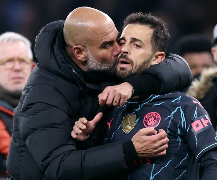 Pep Guardiola chia vui với trò cưng Bernardo Silva