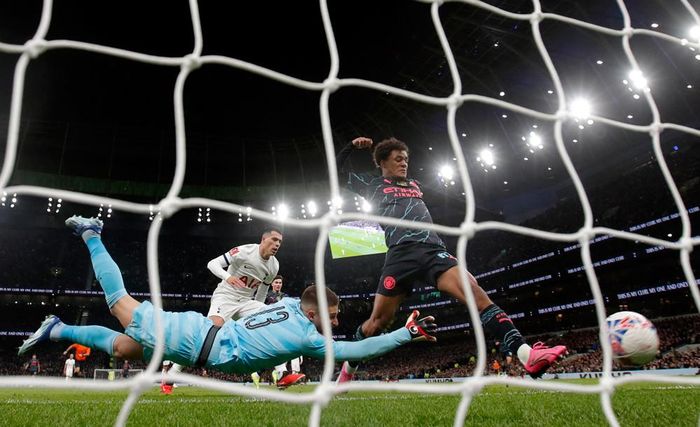 Oscar Bobb sớm đưa được bóng vào lưới Tottenham nhưng không được công nhận