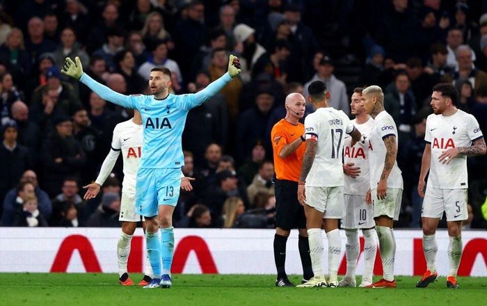 Cầu thủ Tottenham bất bình khi bàn thắng được công nhận