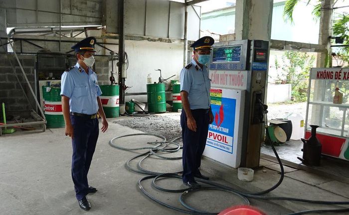 Đoàn kiểm tra liên ngành kiểm tra về lĩnh vực đo lường, chất lượng xăng dầu.