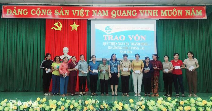 Hội LHPN H.Thống Nhất trao vốn Quỹ thiện nguyện Thanh Bình - Hoa hồng cho tương lai cho hội viên