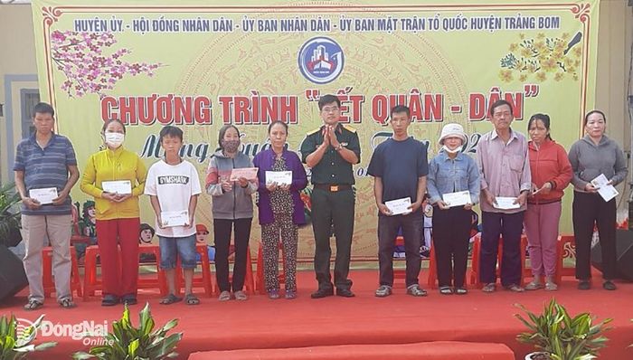 Tặng quà tết cho các hộ có hoàn cảnh khó khăn