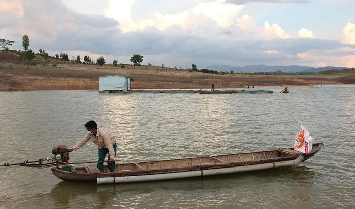 Người dân xã Ia Phí (huyện Chư Păh) nuôi cá lồng trong lòng hồ thủy điện Ia Ly. Ảnh: Nguyễn Diệp