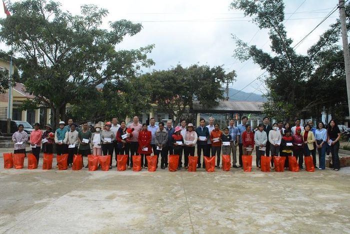 Đại diện lãnh đạo Ủy ban Kiểm tra Tỉnh ủy và các đơn vị, doanh nghiệp tặng các suất quà Tết cho người dân vùng khó xã Đak Pling, huyện Kông Chro. Ảnh: Minh Phương