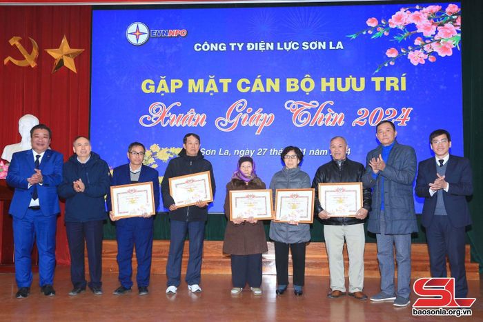Tổ chức mừng thọ các hội viên CLB hưu trí Công ty Điện lực Sơn La.