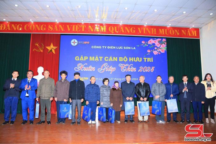 Công ty Điện lực Sơn La tặng quà cán bộ hưu trí.