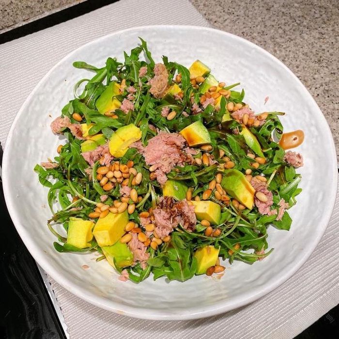 Món salad đầy đủ các nhóm dinh dưỡng của Tăng Thanh Hà gồm các nguyên liệu: cá ngừ, quả bơ, rau arugula, hạt thông rang, dầu olive và giấm balsamic.