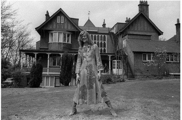 David Bowie đứng ngoài Haddon Hall ở Beckenham, Nam London, nơi ông sáng tác “Changes” năm 1971