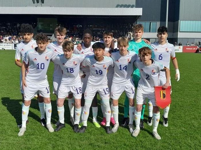 Phạm Anh Khôi (số 19) ra sân trong màu áo tuyển U16F Bỉ