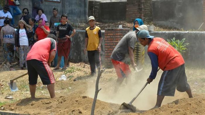  Nhiều nam lao động ở Bengkala là các chuyên gia đào mộ số 1. Ảnh: Bbc.com