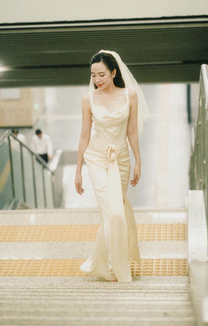 Bộ ảnh cưới được thực hiện khá đơn giản của diễn viên Kim Oanh. Cô vẫn giấu kín danh tính của nửa kia. 