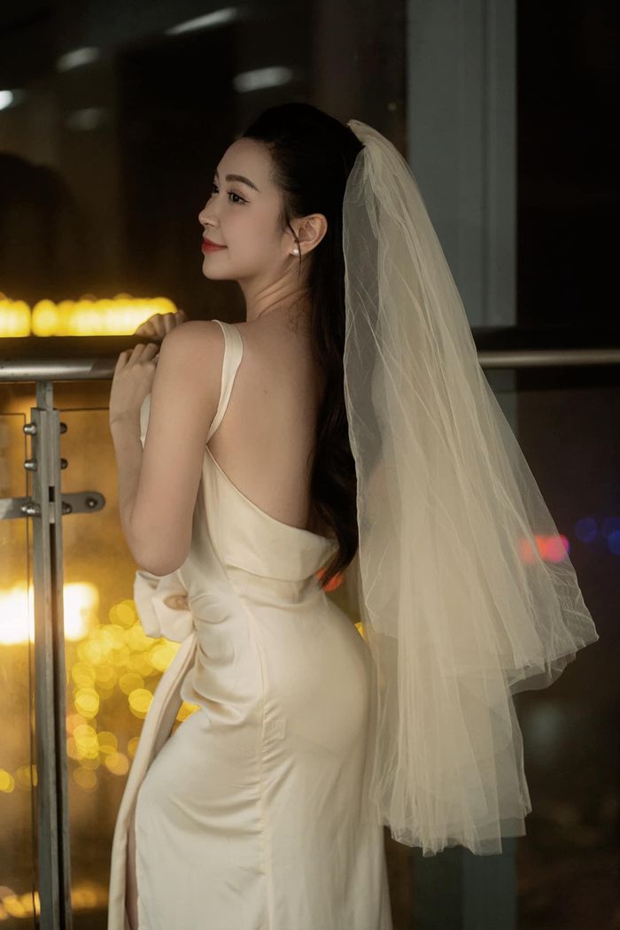 Thiết kế váy hai dây, xẻ đùi cao giúp Kim Oanh khoe trọn đường cong cơ thể.