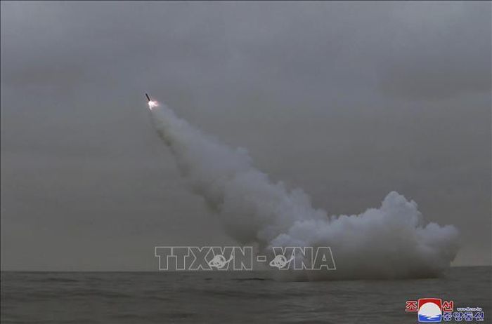 Hình ảnh do Hãng thông tấn trung ương Triều Tiên KCNA đăng phát ngày 13/3/2023 về vụ phóng thử tên lửa hành trình chiến lược dưới nước của Triều Tiên ở ngoài khơi Vịnh Gyeongpo. Ảnh tư liệu: AFP/TTXVN