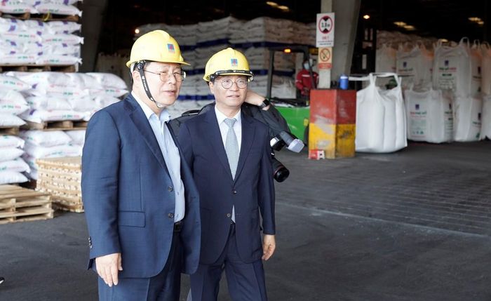 Đoàn công tác Hàn Quốc tham quan, tìm hiểu về công nghệ sản xuất, sản phẩm tại Nhà máy Đạm Phú Mỹ 2. Ảnh: PVFCCo