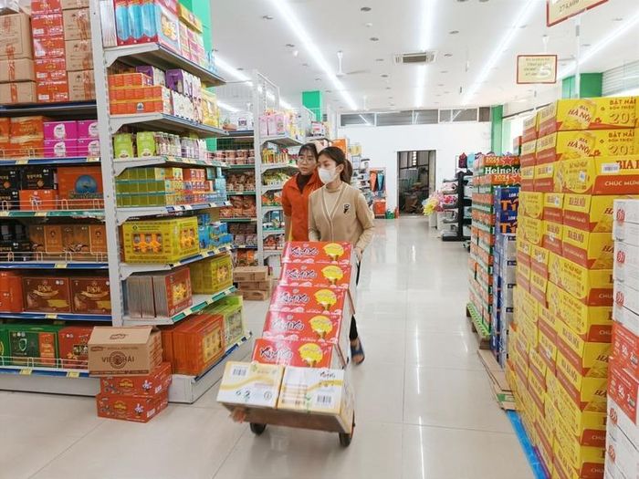  Siêu thị liên tục bổ sung hàng hóa lên kệ. 