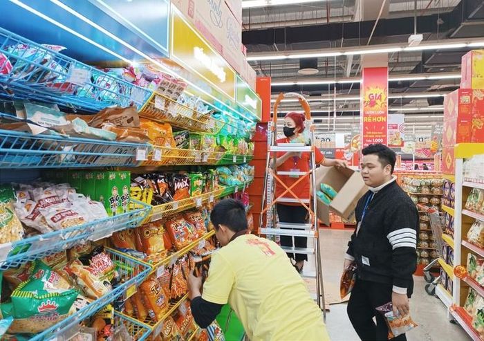  Các trung tâm thương mại, siêu thị đã chủ động nguồn hàng phục vụ nhu cầu mua sắm dịp tết của người dân. 