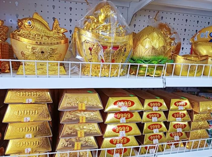  Hàng hóa phục vụ tết tại các cửa hàng trên địa bàn thành phố khá dồi dào. 