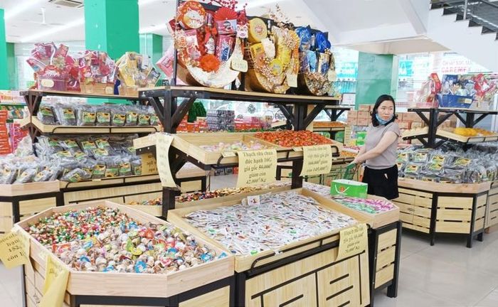  Các cửa hàng bán lẻ trên địa bàn tỉnh nhập lượng lớn hàng hóa phục vụ người dân mua sắm. 