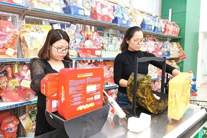  Các cửa hàng bán lẻ có thêm dịch vụ trang trí giỏ quà tết theo nhu cầu của khách. 