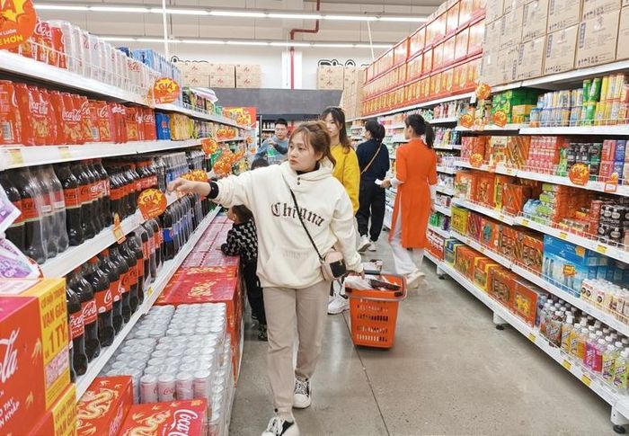  Lượng hàng hóa dồi dào, nhất là các mặt hàng bánh kẹo, mứt, nước ngọt... 