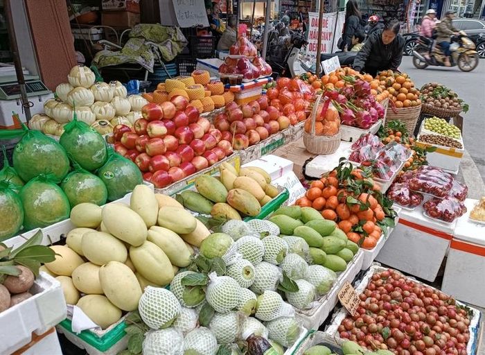  Một cửa hàng tại chợ Nguyễn Du, thành phố Lào Cai chuẩn bị hàng hóa phục vụ nhu cầu tiêu dùng của người dân. 
