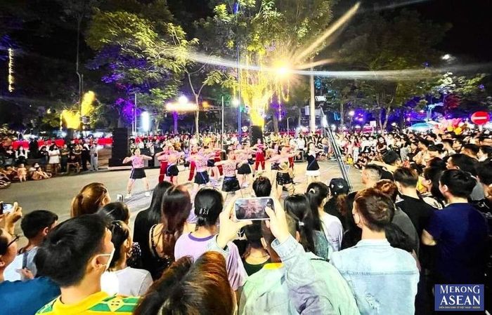 Người dân và du khách thập phương đến trải nghiệm, thưởng thức các tiết mục biểu diễn… tại Tuyến phố đi bộ - chợ đêm khu vực đường Bạch Đằng, thành phố Hải Dương.