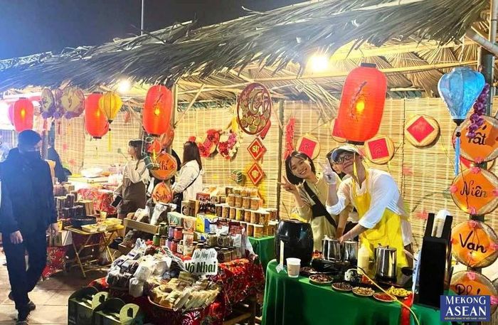 Đến nay, Tuyến phố đi bộ - chợ đêm đã tăng lên hơn 100 gian hàng, điểm kinh doanh, quầy hàng phục vụ người dân và du khách.