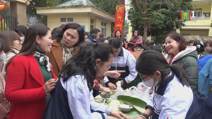 Không khí rộn ràng trong sân trường giúp các em hiểu hơn về những nét đẹp văn hóa trong ngày tết của dân tộc