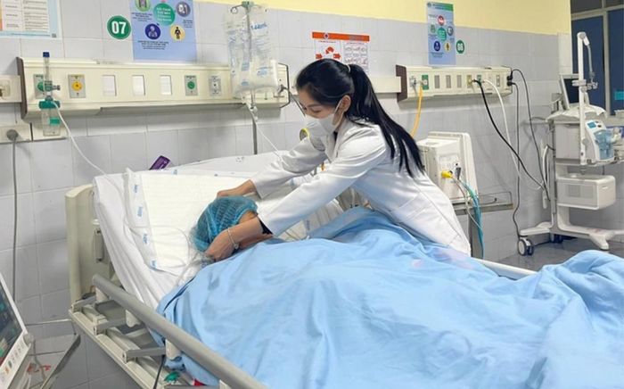 Bệnh nhân ngộ độc khí CO được bác sĩ chăm sóc và điều trị tích cực. Ảnh: BVCC
