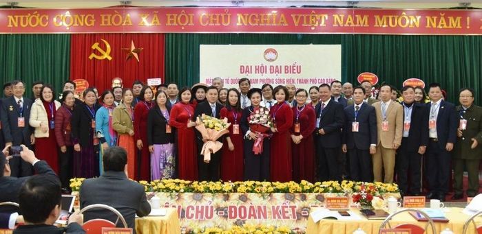 Các ủy viên Ủy ban MTTQ phường Sông Hiến, nhiệm kỳ 2024 - 2029 ra mắt Đại hội.