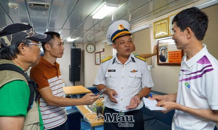 Trung tá Bùi Văn Quê, Phó Chủ nhiệm Chính trị Lữ đoàn 146, Vùng 4 Hải Quân quán triệt một số quy định cho thành viên đoàn công tác.
