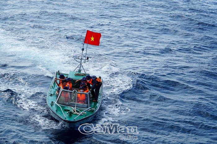 Để vào các đảo, đoàn công tác phải di chuyển bằng các xuồng nhỏ trong điều kiện sóng gió cuối năm.