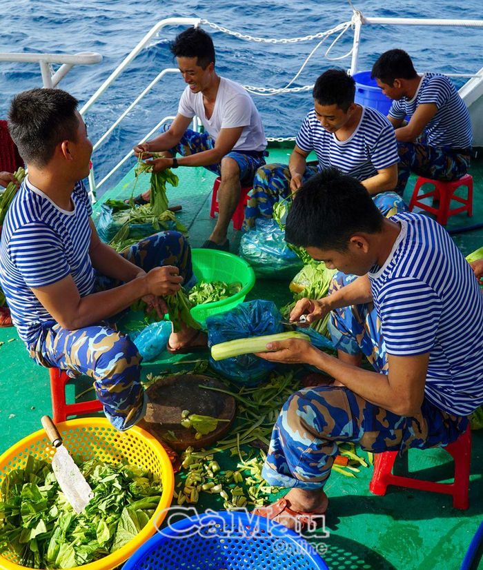 Tổ phục vụ trên Tàu 571 chăm lo chu đáo cho đoàn công tác xuyên suốt, tận tâm trong suốt hành trình. Ảnh: QUỐC RIN