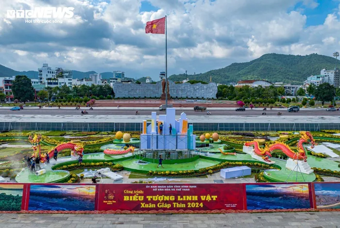 Khu trưng bày có chiều dài khoảng 105m, chiều rộng gần 40m, điểm cao nhất của linh vật là 7,5 m. Tại đây, các cụm biểu tượng được sắp đặt đan xen cùng với khoảng 45.000 chậu cây cảnh, hoa, lá các loại... Ngoài biểu tượng rồng, khu trưng bày có cả hệ thống phun hơi nước với đầy đủ các hiệu ứng về âm thanh, ánh sáng tạo nét độc đáo trong dịp xuân Giáp Thìn 2024.