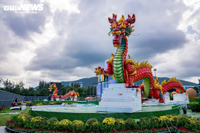 Theo đội ngũ thi công, biểu tượng linh vật rồng Bình Định năm nay đã hoàn thiện được 80%. Mặc dù chưa hoàn thiện nhưng biểu tượng đã thu hút đông đảo người dân tới chiêm ngưỡng. 